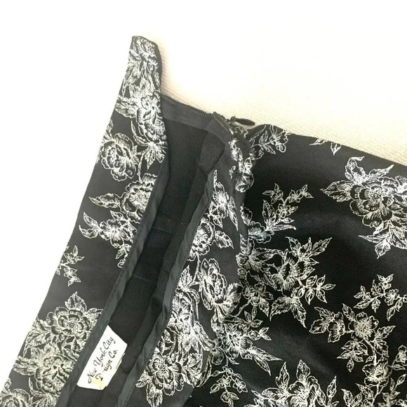 NEW YORK CITY FLORAL BLACK AND WHITE HIGH RISE CROPPED PANTS SIZE 10 - Picture 3 of 6